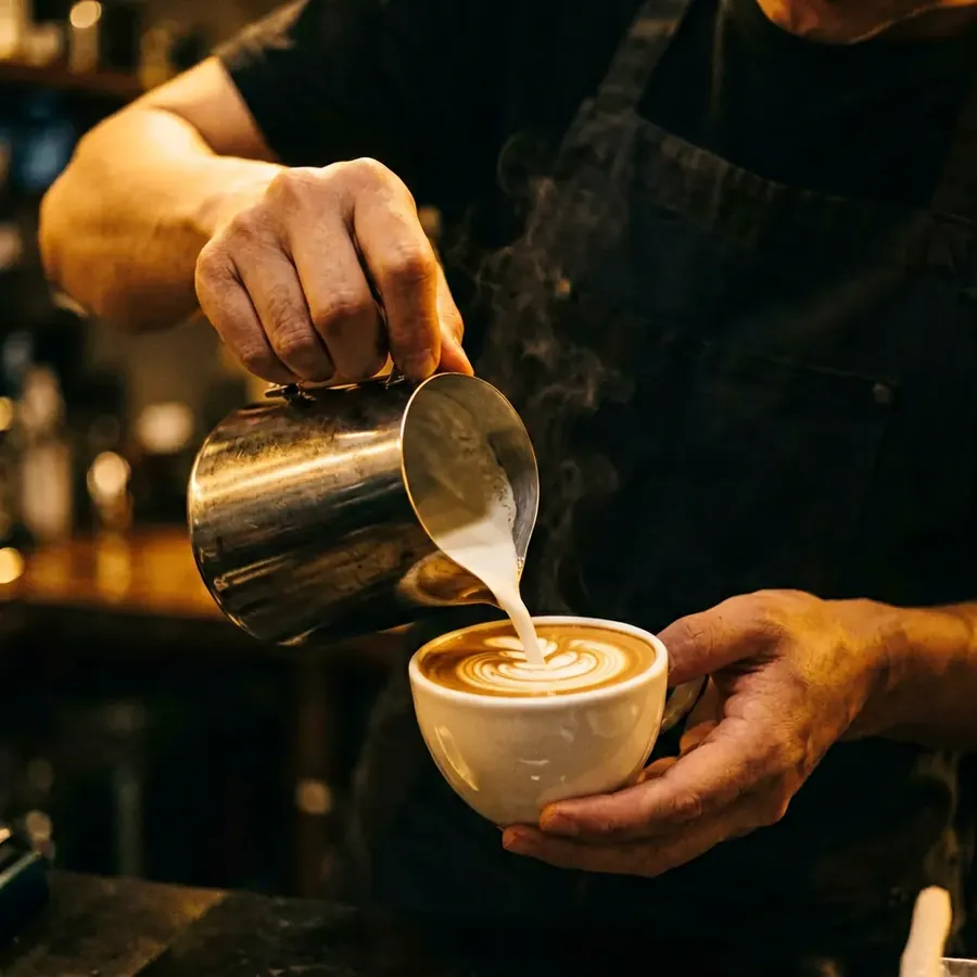 Barista al lavoro, dettaglio mani